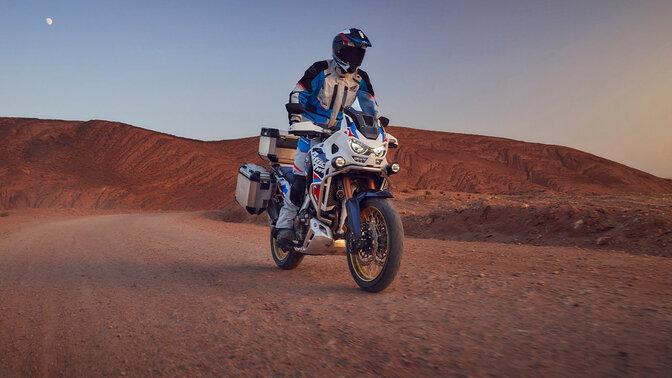 Modello di abbigliamento Honda Vintage con felpa con cappuccio sulla moto