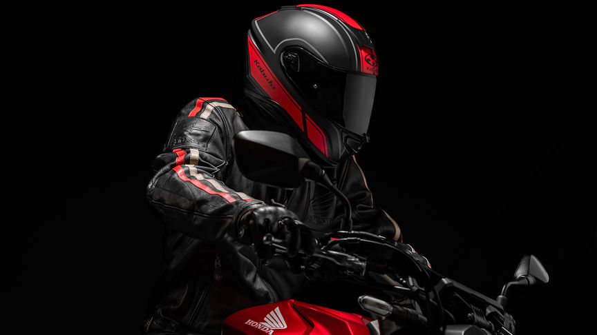 Casco Honda Kabuto, Aeroblade V - Smart Flat Nero Rosso, lato destro, sulla testa di un motociclista