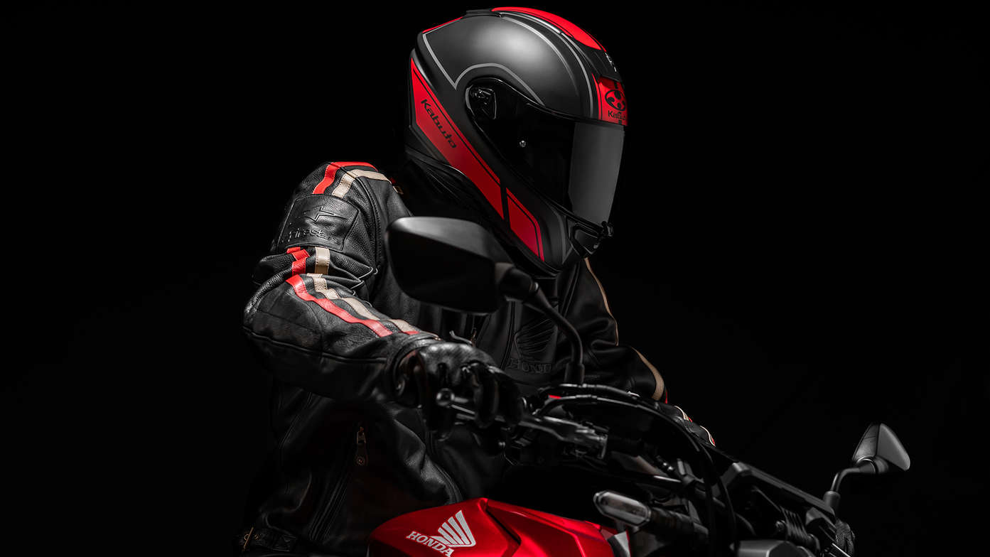 Casco Honda Kabuto, Aeroblade V, Smart Flat Black Red, lato destro, sulla testa di un motociclista