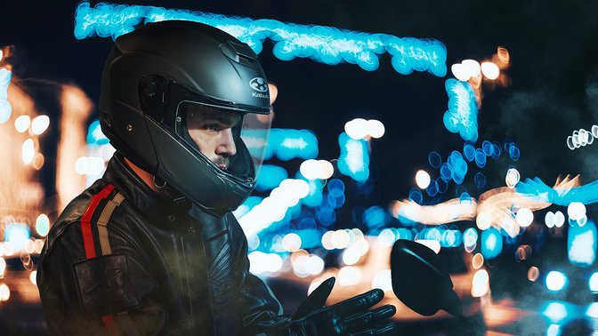Casco Honda Kabuto, Aeroblade V, Flat Black Sovrapposto, vista anteriore destra di tre quarti, sulla testa di un motociclista, in città di notte