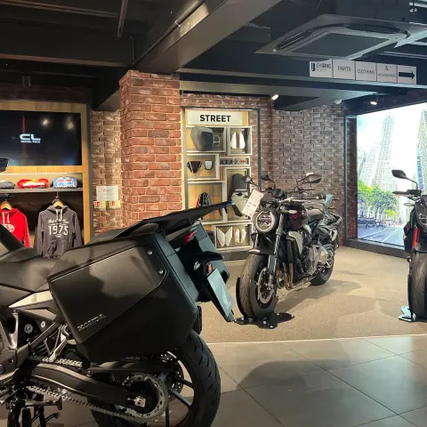 Vista dall'esterno della concessionaria Honda