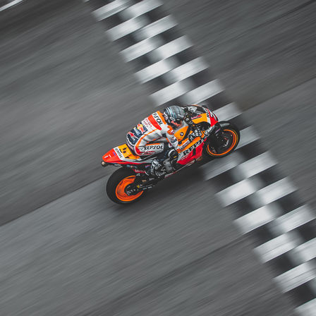 Il pilota Honda MotoGP mentre taglia il traguardo.