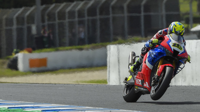 Vista frontale di tre quarti della Honda WSBK Fireblade durante la gara.