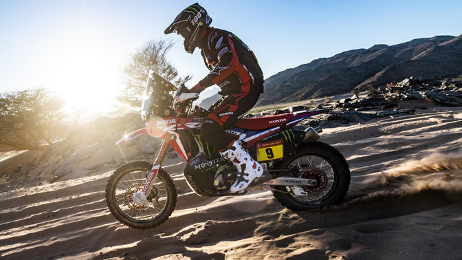 Lato sinistro della Honda CRF450 mentre sfreccia lungo le dune di sabbia.