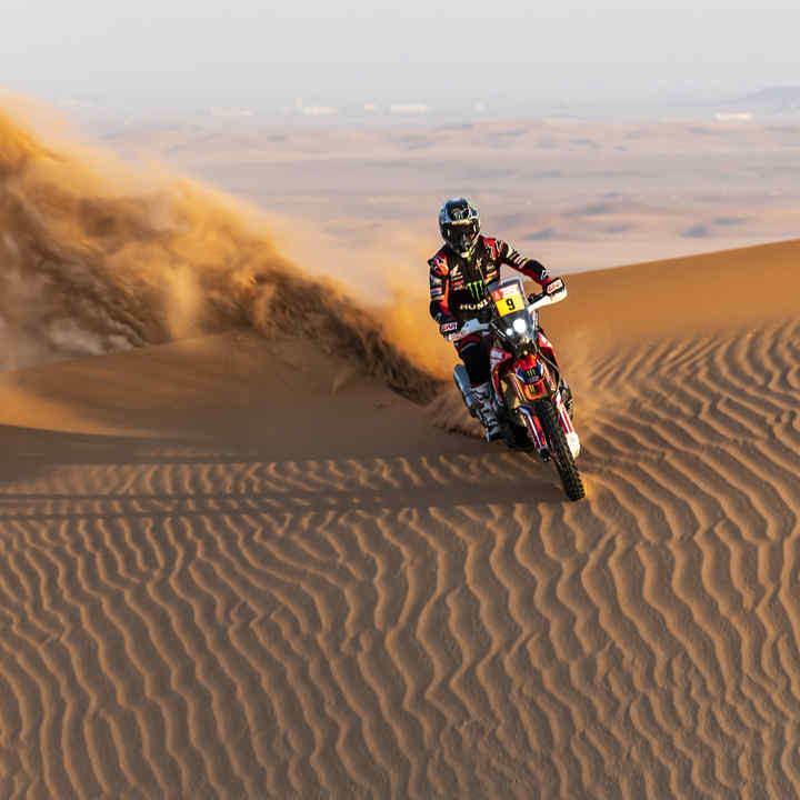 Pilota Honda Dakar nelle dune del deserto. 