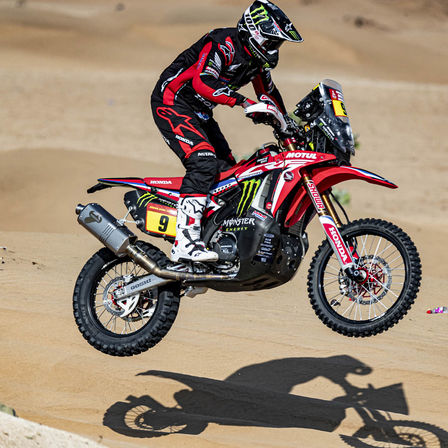 Pilota Honda Dakar sulla moto nel deserto.
