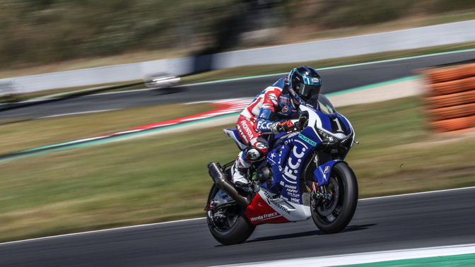 Vista anteriore di tre quarti di una Honda Fireblade durante una gara del Campionato mondiale Endurance.