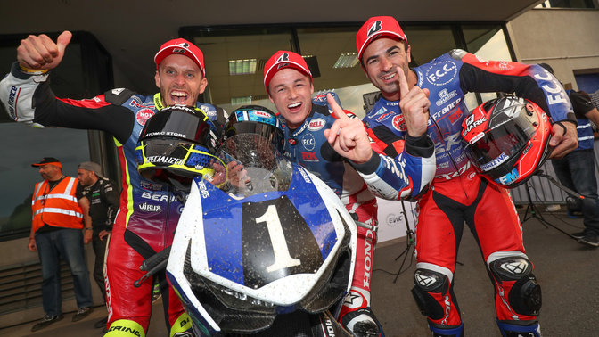 Piloti Honda EWC mentre celebrano.