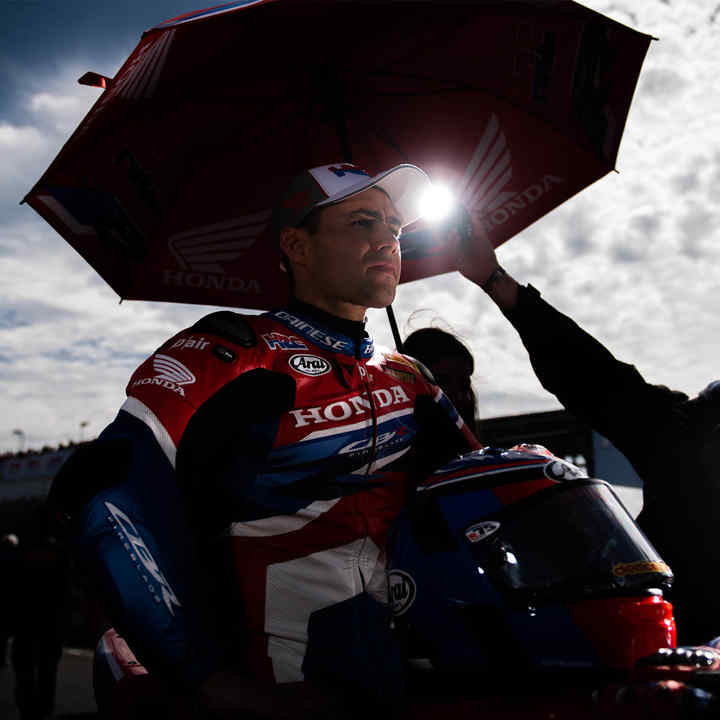 Il pilota del World Super Bikes Leon Haslam durante un'intervista.