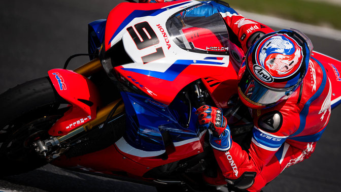 Vista anteriore di tre quarti di una Honda Fireblade in una gara del campionato mondiale Superbike.