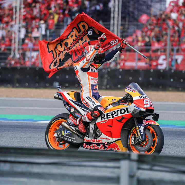 Il pilota della MotoGP della Honda Marc Marquez celebra una vittoria su una Fireblade.