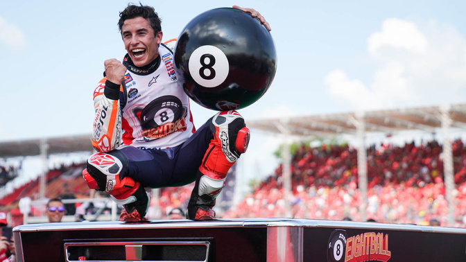 Il pilota della MotoGP della Honda Marc Marquez celebra la vittoria della gara.