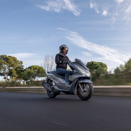 Vista di tre quarti anteriore di Honda PCX125 su strada