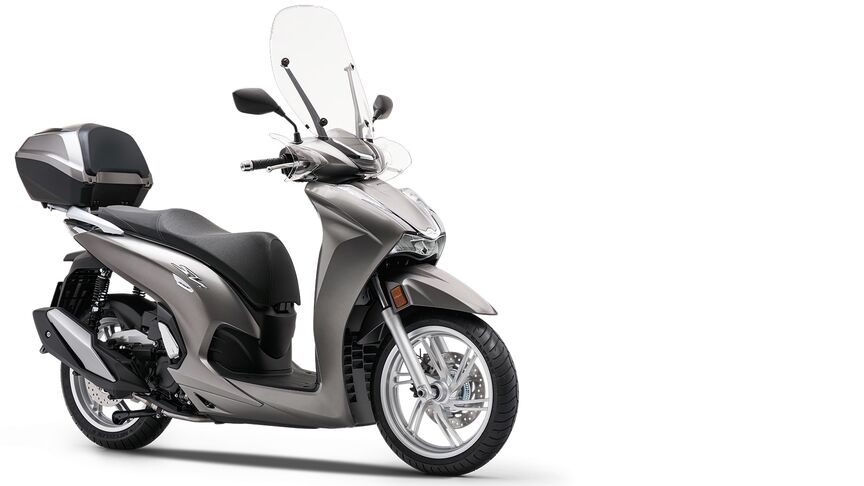 Vista anteriore di tre quarti di uno scooter Honda SH300i con portaoggetti superiore e parabrezza.