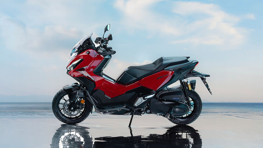 Vista frontale di tre quarti di Honda ADV350 in una località costiera.