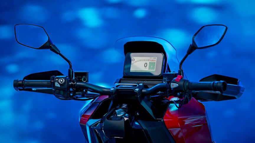 Vista frontale di tre quarti di Honda ADV350 in una località costiera.