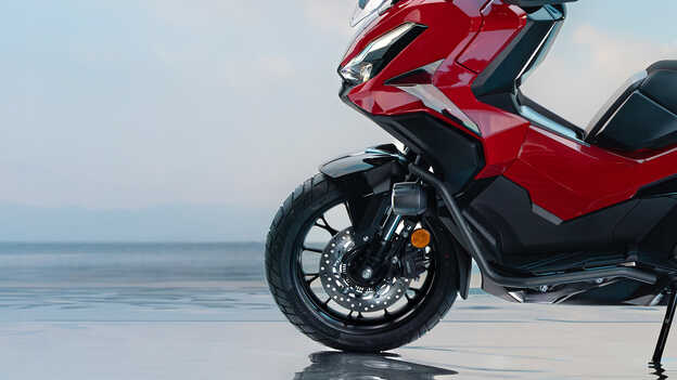 Primo piano della ruota posteriore della Honda ADV350.