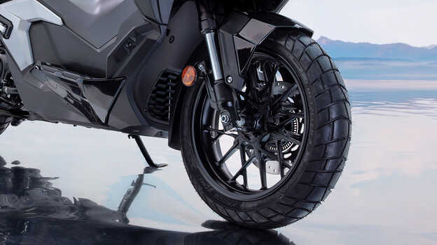 Primo piano della ruota anteriore della Honda ADV350. 