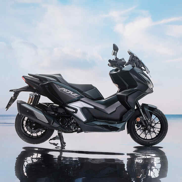 Vista laterale dell'Honda ADV350 in posizione costiera. 
