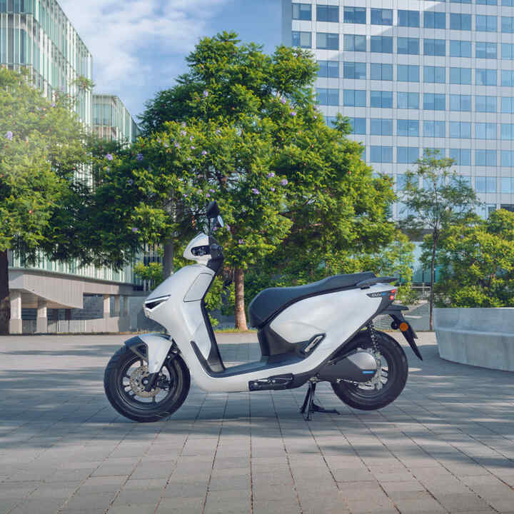 Scooter elettrico Honda CUV parcheggiato in una zona cittadina.