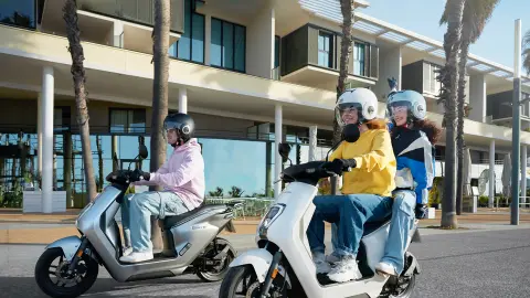 Honda EM1 e: nelle opzioni di colore grigio e bianco con i conducenti su strada