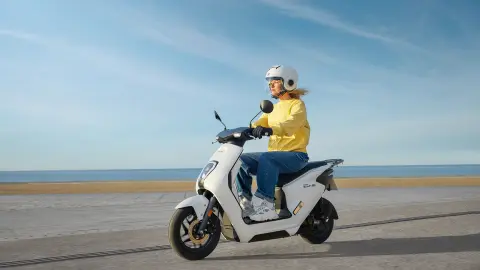 Immagine di Honda EM1 e: in azione vicino alla spiaggia