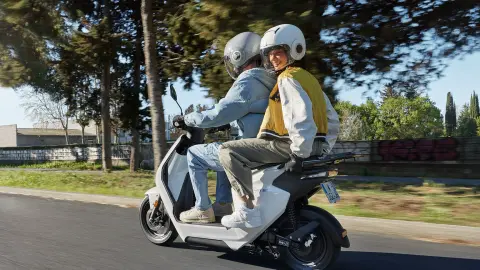 Honda EM1 e: con pilota e passeggero che se ne vanno