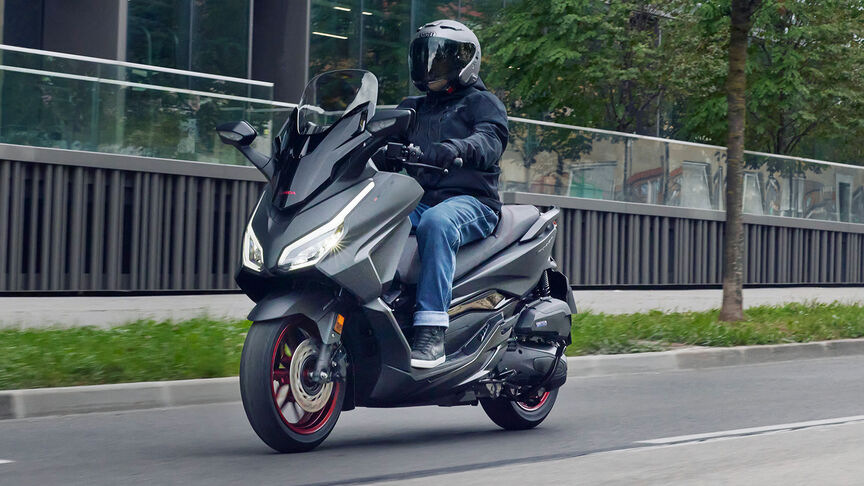 Honda Forza 125 in azione su strada.