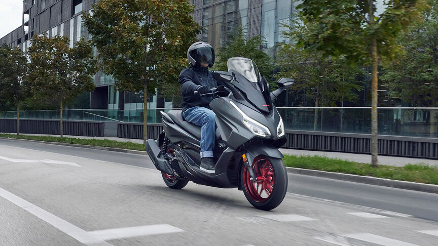 Honda Forza 125 in azione su strada.