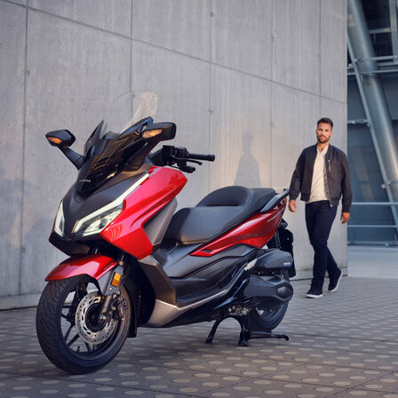 Honda Forza 350 su cavalletto centrale con modello