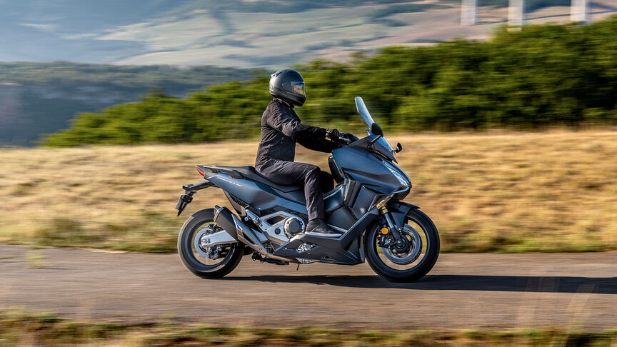 Praticità dello scooter GT Forza 750 in città con pilota e passeggero