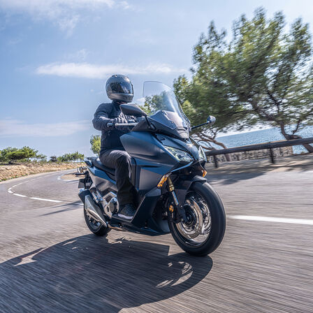 Vista anteriore di tre quarti di Forza 750 con pilota
