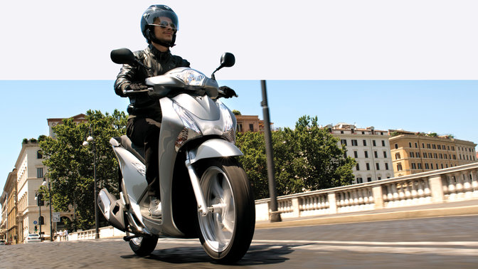 Vista di tre quarti dell'SH125i. Strada urbana.