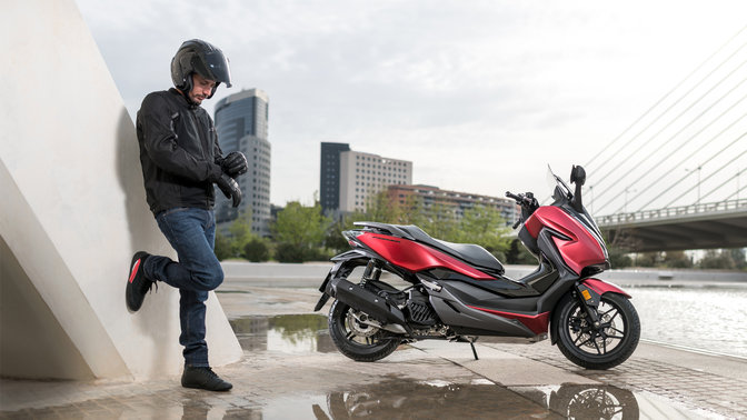 Honda Forza parcheggiato in un luogo urbano.