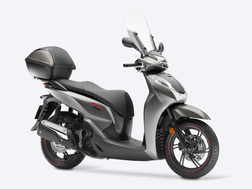 Vista anteriore di tre quarti di uno scooter Honda SH300i con portaoggetti superiore e parabrezza.