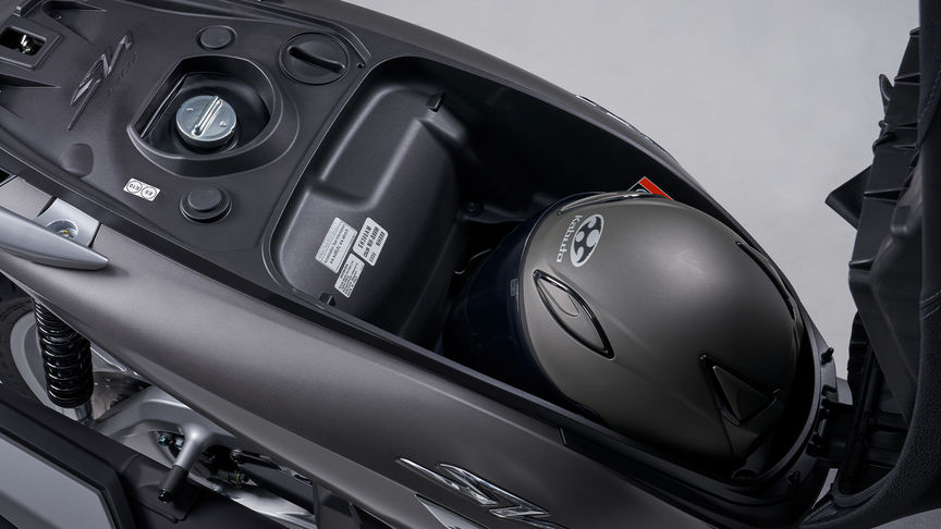 Honda SH350i: ampio sottosella e pratica Smart Key