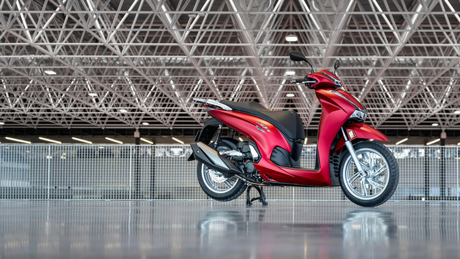 Honda SH350i, lato destro parcheggiata, moto rossa