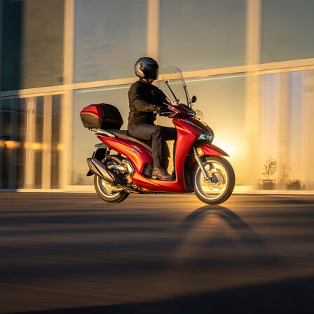 Immagine laterale dinamica di Honda SH350i