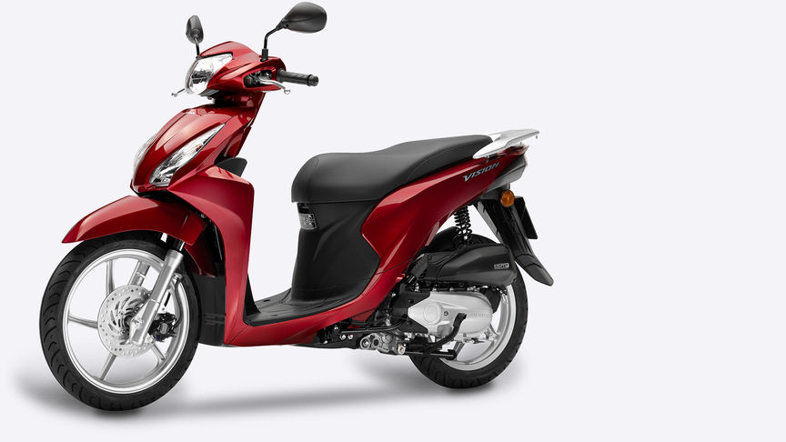 Inquadratura frontale di tre quarti dello scooter Vision.