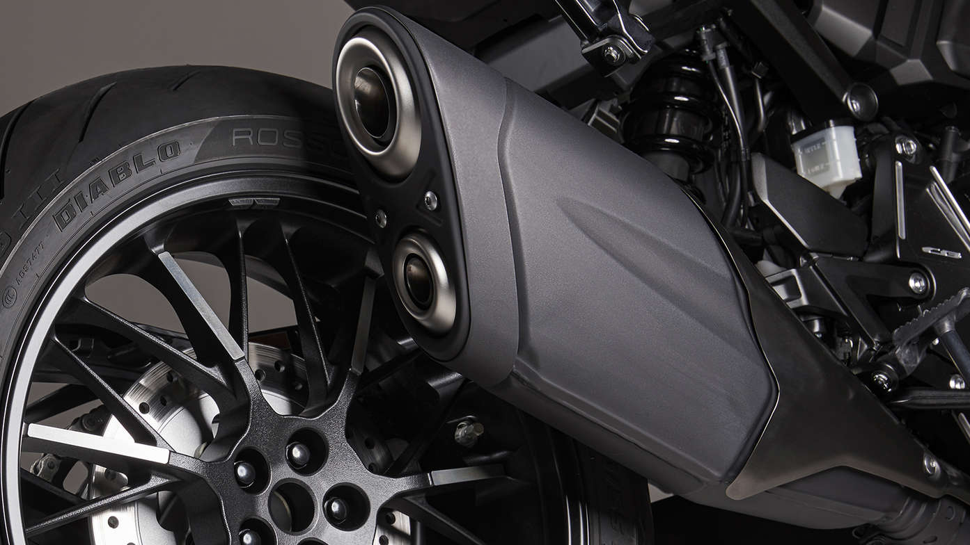 Honda CB1000R Black Edition, scarico di colore Jet Black