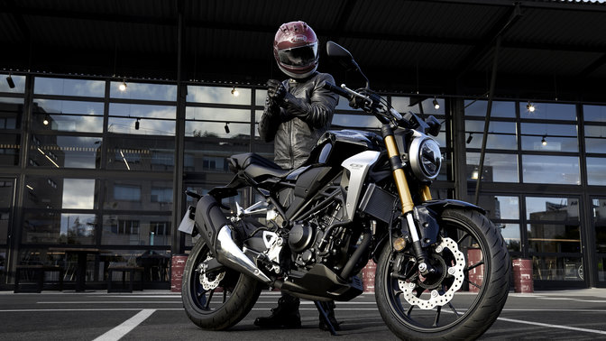 Vista laterale del Honda CB300RNeo Sports Café parcheggiata.