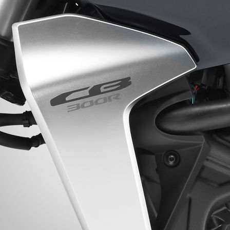 Primo piano del convogliatore della Honda CB300R Neo Sports Café.