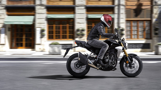 Scatto della Honda CB300R Neo Sports Café in azione guidata su strada.