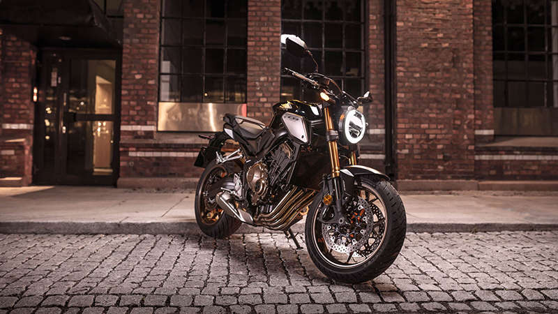 CB650R Neo Sports Café, vista di 3/4 frontale destra, di notte in ambiente urbano