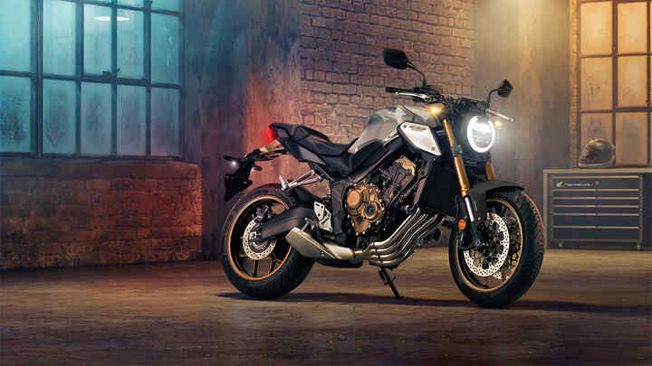 CB650R Neo Sports Café, vista di tre quarti anteriore destra, di notte in ambiente urbano
