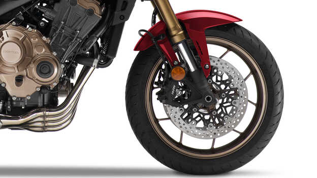 Le due pinze a quattro pistoncini ad attacco radiale agiscono su dischi flottanti da 310 mm e sono integrate da una pinza posteriore a singolo pistoncino e un disco da 240 mm