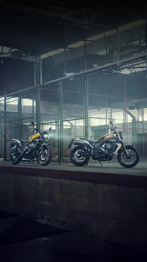 Moto Honda CL500 in un magazzino.