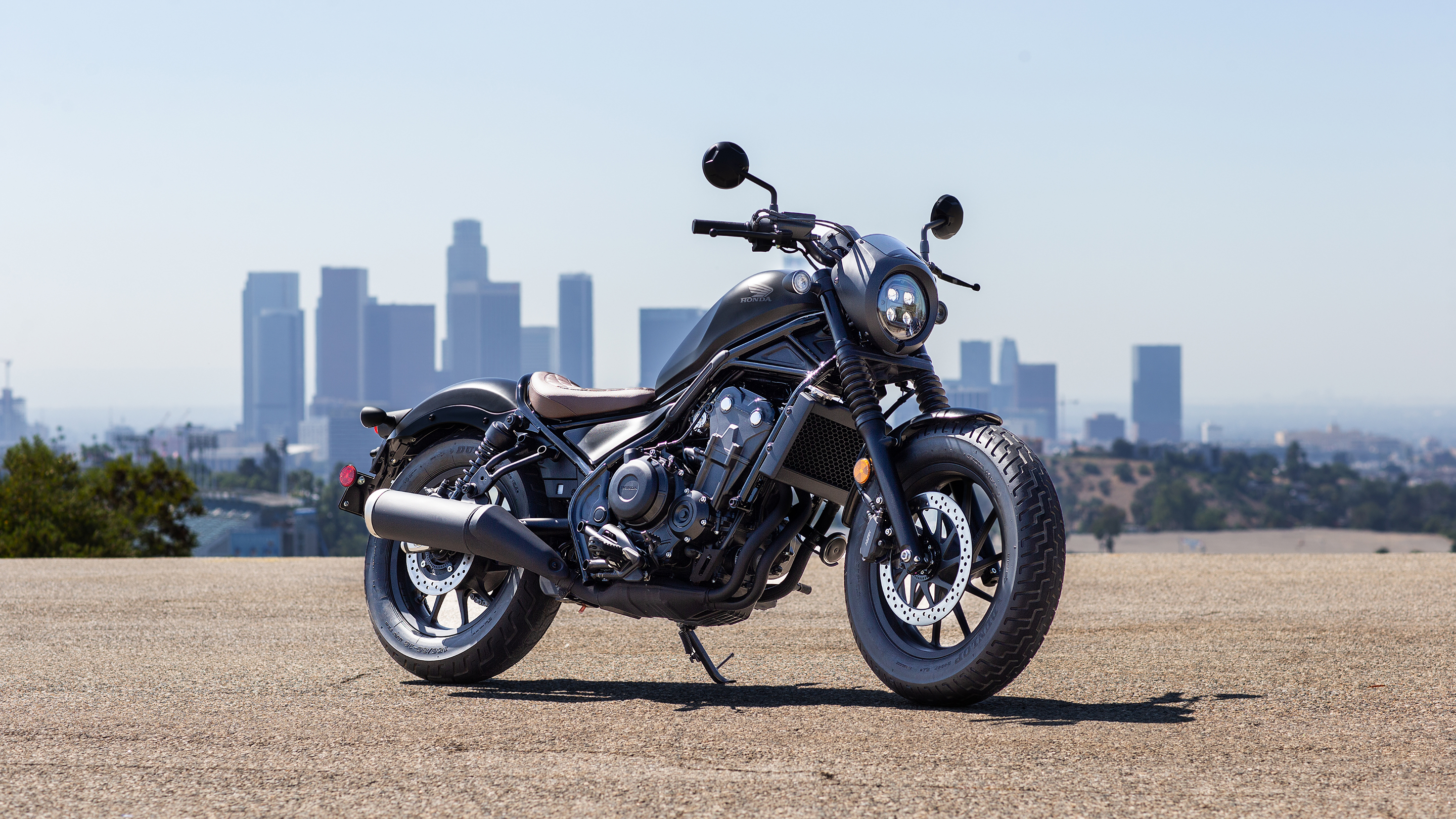 Vista laterale di CMX500 Rebel davanti a un bar.