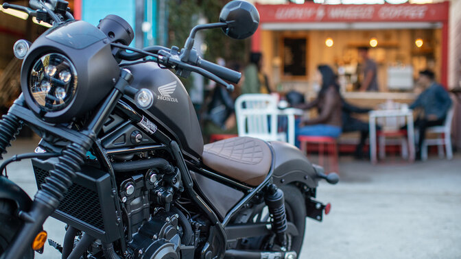 Vista anteriore di tre quarti della moto CMX500 Rebel