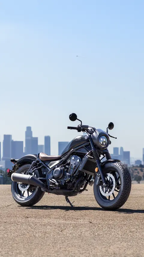 Vista anteriore di tre quarti di CMX500 Rebel in un ambiente urbano